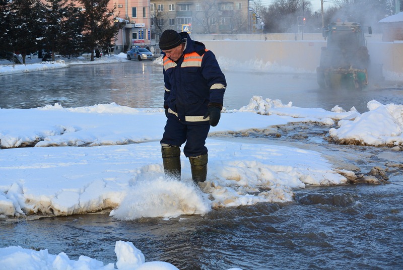 Авария на сетях водоснабжения, Фото с места события собственное