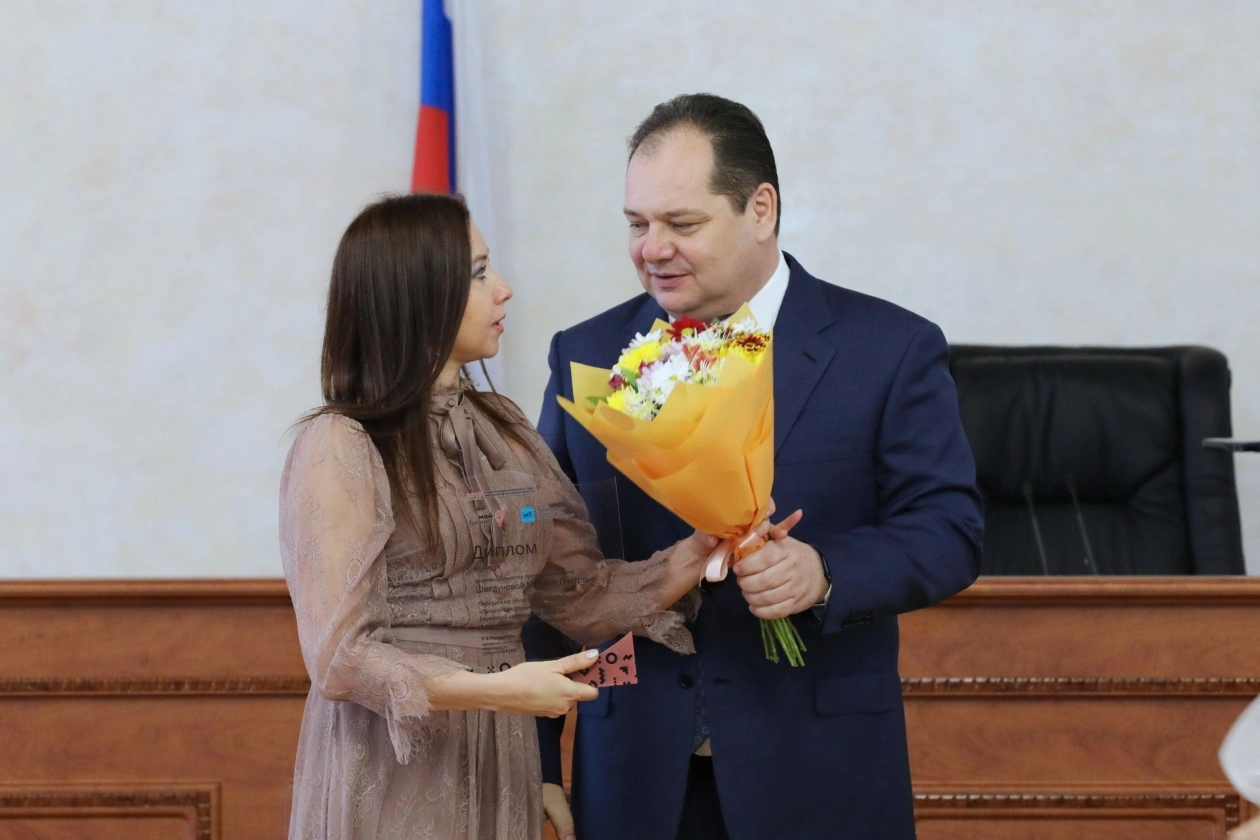 Итоги конкурса "Лучший предприниматель 2019 года" — глава ЕАО вручил Марине Шведуновой диплом в номинации "Здравоохранение"