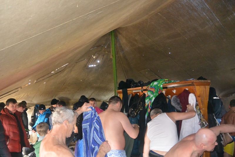 В палатке можно было переодеться и согреться, Фото с места события собственное