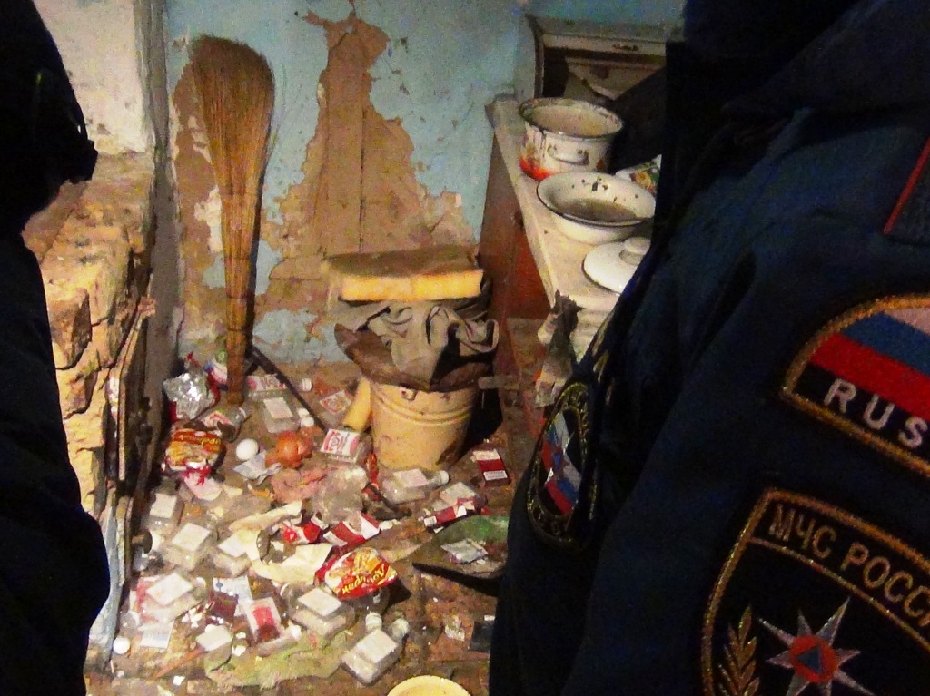 Захламленность помещения может привести к пожару, Фото с места события из других источников