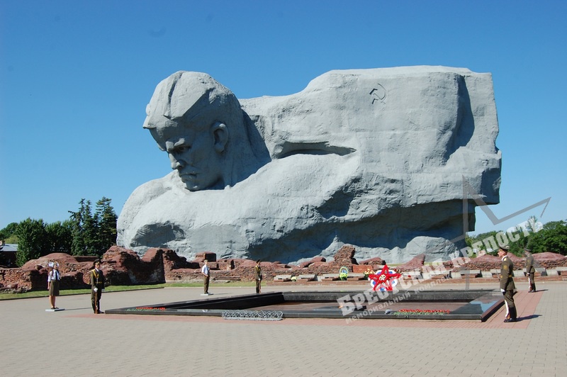 Монумент "Мужество", Фото с места события из других источников