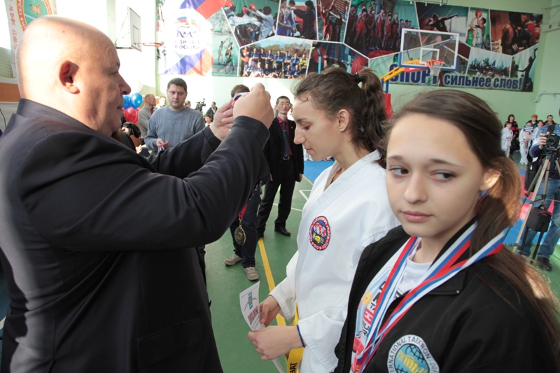 Вручает награды председатель Законодательного Собрания Анатолий Тихомиров, Фото с места события из других источников
