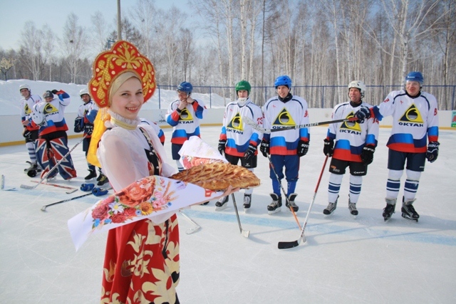 Хлеб-соль хоккеистам в прошлом году преподнесли фигуристки, Фото с места события собственное
