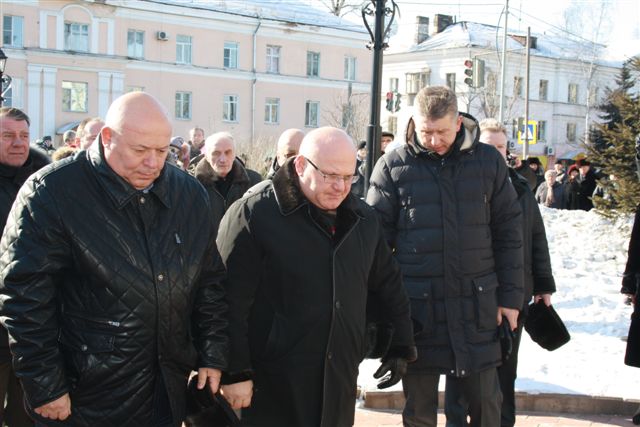 Память павших земляков и соотечественников почтили руководители области и города , Фото с места события собственное