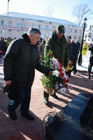 Цветы возложили к памятнику ветеранам боевых действий в Биробиджане , Фото с места события собственное