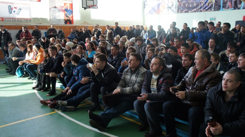 Стадион "Дружба" едва вместил всех желающих, Фото с места события собственное