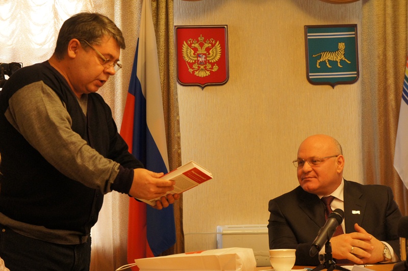 EAOmedia поздравило губернатора ЕАО Александра Винникова с годовщиной его инаугурации, Фото с места события собственное