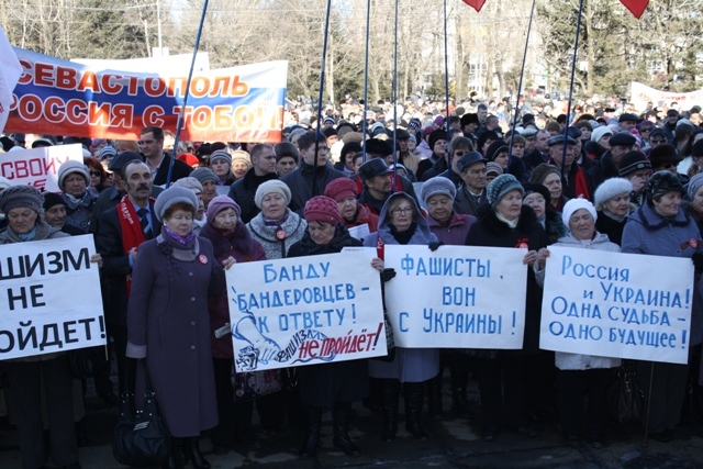 Участники пришли на митинг с плакатами, Фото с места события собственное