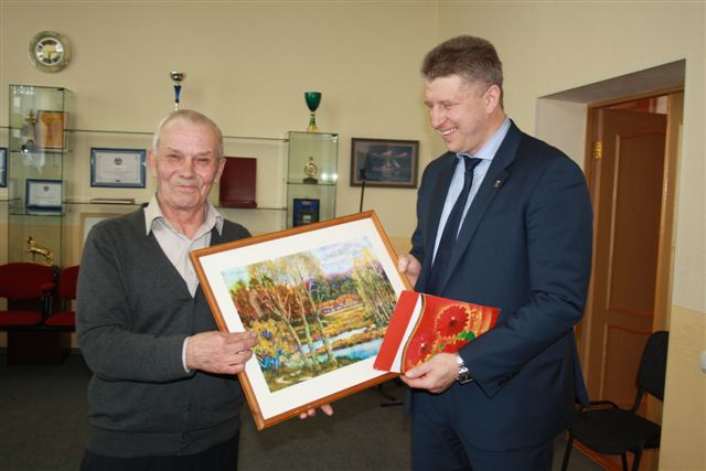 Валентин Коровин подарил мэру картину, Фото с места события собственное