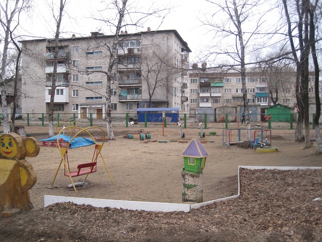 До мусорных контейнеров - рукой подать, Фото с места события из других источников