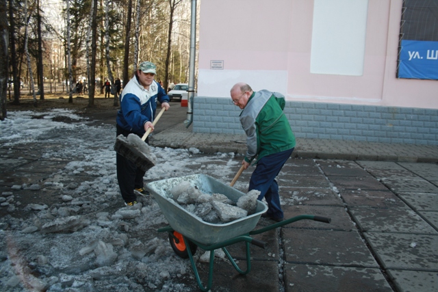 Во время прошлогоднего субботника в апреле, Фото с места события из других источников