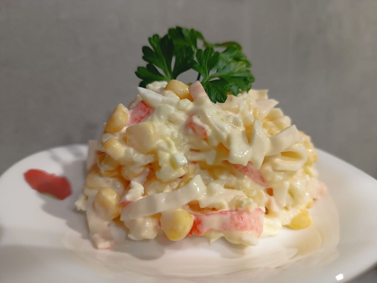 Нежный салат с крабовыми палочками и рисом ИА ЕАОMedia