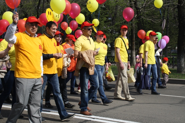 Тысячи биробиджанцев вышли на первомайскую демонстрацию, Фото с места события собственное