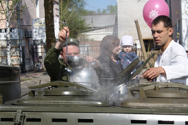 Солдатской кашей угостили биробиджанцев в День Победы, Фото с места события собственное
