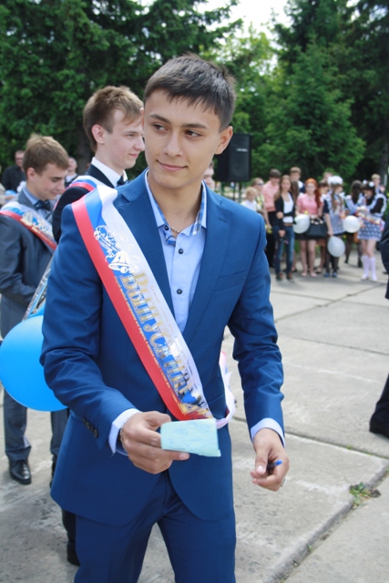 Парад выпускников в Биробиджане, Фото с места события собственное
