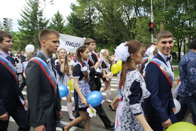 Парад выпускников в Биробиджане, Фото с места события собственное