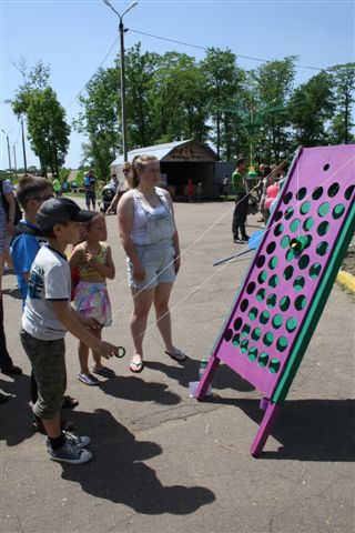 Призовые аттракционы работали в ПКО в День защиты детей , Фото с места события собственное