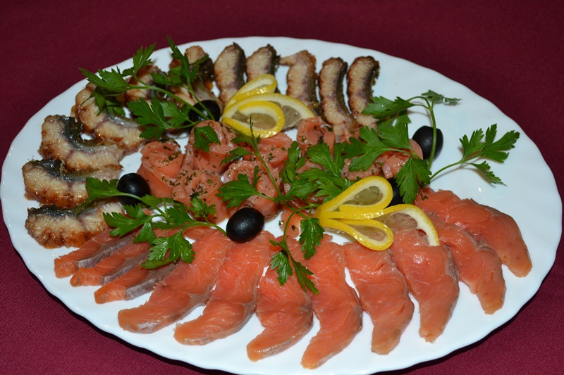 Разноообразные закуски на любой вкус можно отведать в кафе "Алькасар", Фото с места события из других источников