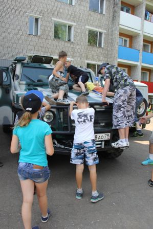 Дети в лагере взялись за оружие, Фото с места события из других источников