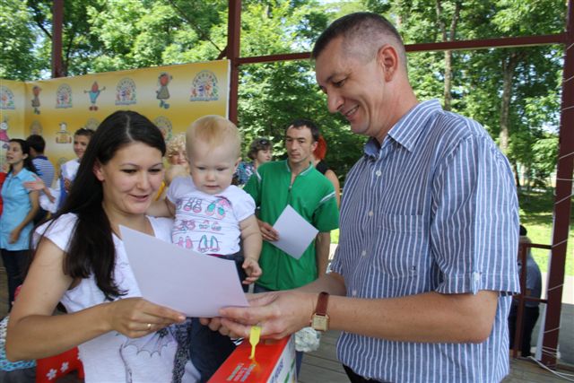 Награждает директор ПАТП Олег Костюк, Фото с места события собственное