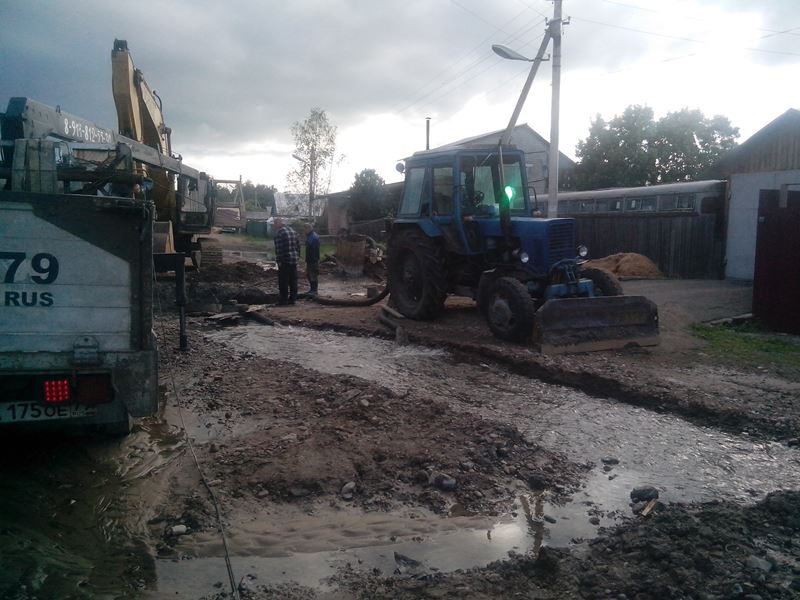 Коммунальщики откачивают воду, чтобы установить причину аварии, Фото с места события из других источников