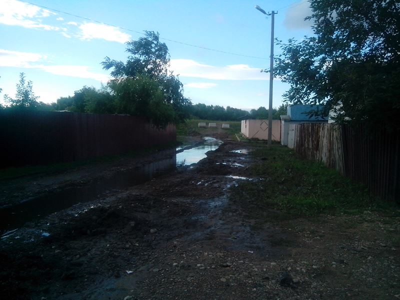 Траншея с водой на улице поселка, Фото с места события из других источников