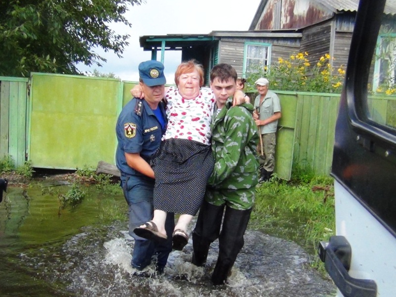 Эвакуация из затопленных сел, Фото с места события собственное