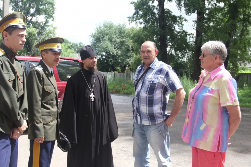 Встреча руководителей поискового отряда В.П. Макаренко и В.Г. Шведова с атаманом станичного казачьего общества, Фото с места события из других источников