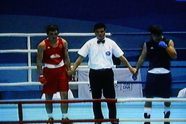 Украинец был осторожен, стал часто переходить в клинч и дотянул до гонга, Фото с места события из других источников