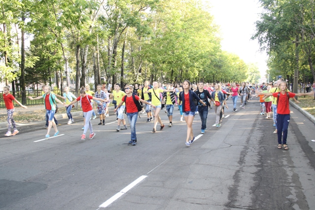 Около 600 юных танцоров перекрыли движение транспорта в Биробиджане, Фото с места события собственное