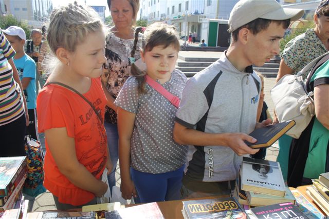 Книговорот запустили работники культуры Биробиджана , Фото с места события собственное
