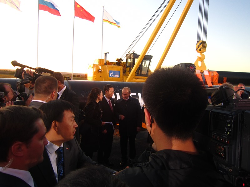 Владимир Путин и Чжан Гаоли оставили автографы на трубе, Фото с места события собственное
