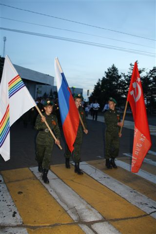 Возглавила шествие знаменная группа, Фото с места события собственное