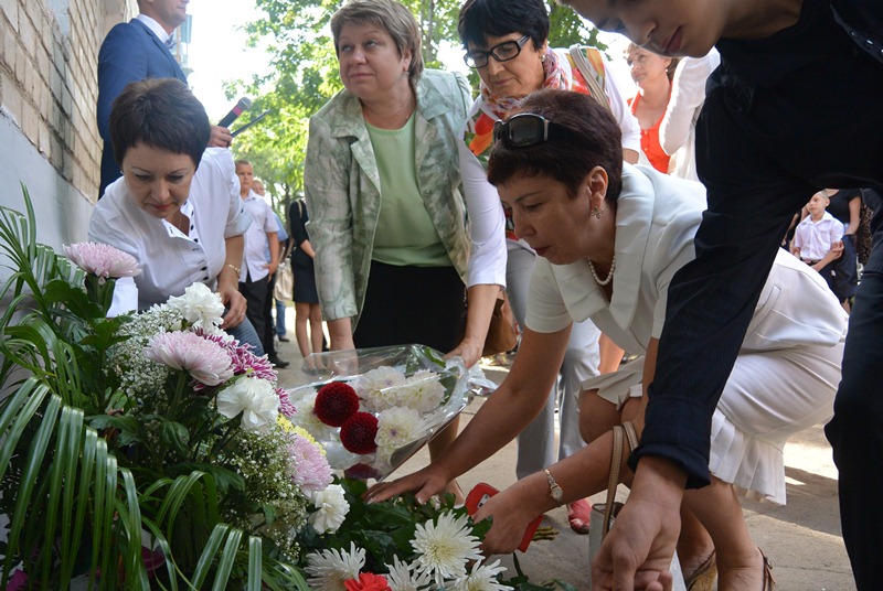 Открытие мемориальной доски Мае Суриц в Биробиджане, Фото с места события собственное