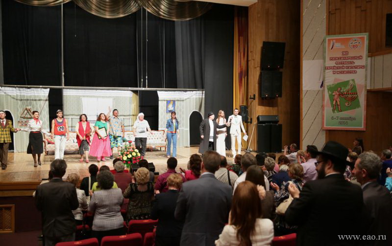 Актеры московского театра "Шалом" на сцене областной Филармонии, Фото с места события из других источников