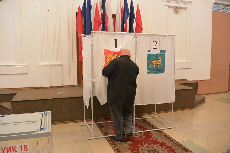 Спикер областного Заксобрания проголосовал на выборах депутатов биробиджанской Гордумы, Фото с места события собственное