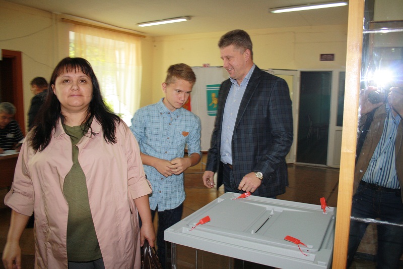 Мэр города голосовал вместе с семьей , Фото с места события собственное