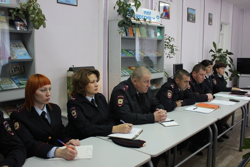 Сотрудники полиции провели встречу в Политехническом техникуме, Фото с места события из других источников