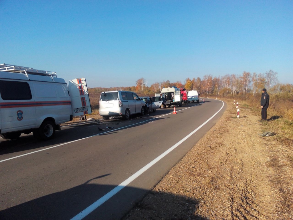 В результате ДТП пострадали водители и два пассажира, находящиеся в салоне аватомобилей, Фото с места события из других источников