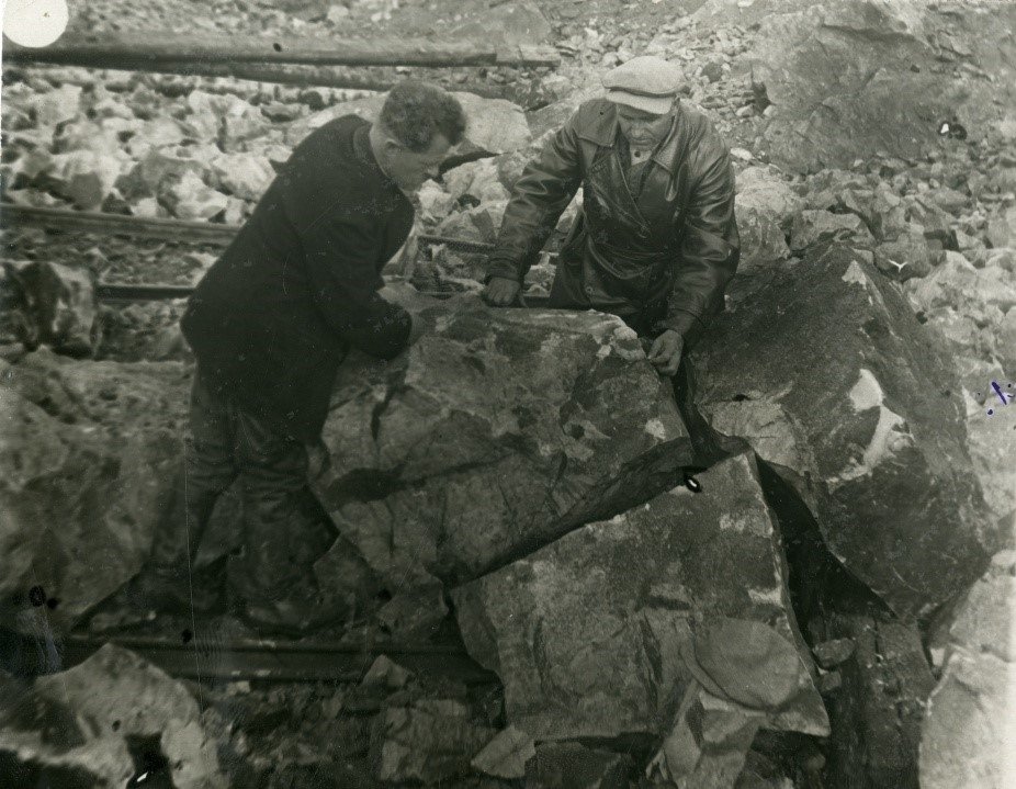 Председатель артели &quotМрамор&quot Зеленицкий и представитель московского метро Локтев измеряют добытую глыбу мрамора. Биракан. Фотограф X. Гринберг. 1936 г Наследие ЕАО
