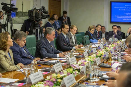 Заседание парламентского комитета, Фото с места события из других источников
