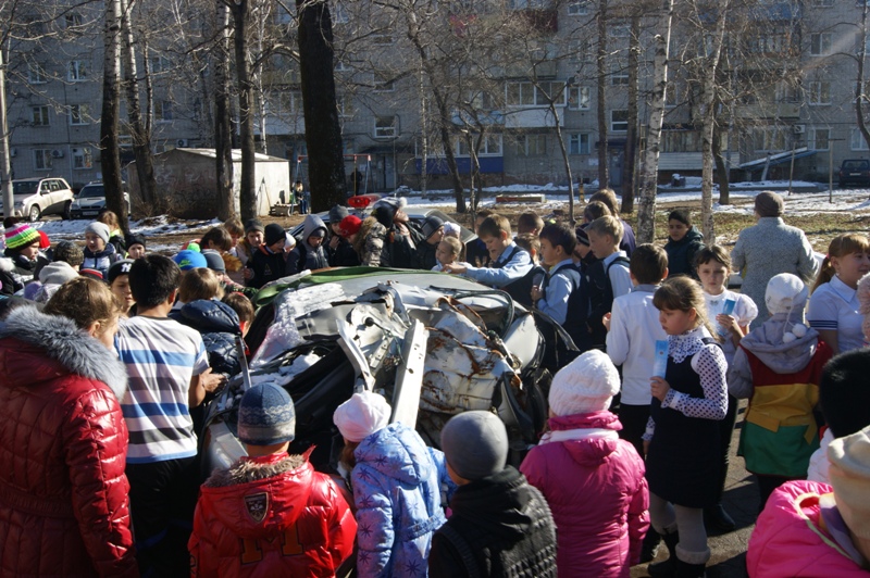 Разбитую в смертельном ДТП машину показали сотрудники ГИБДД биробиджанским школьникам, Фото с места события из других источников