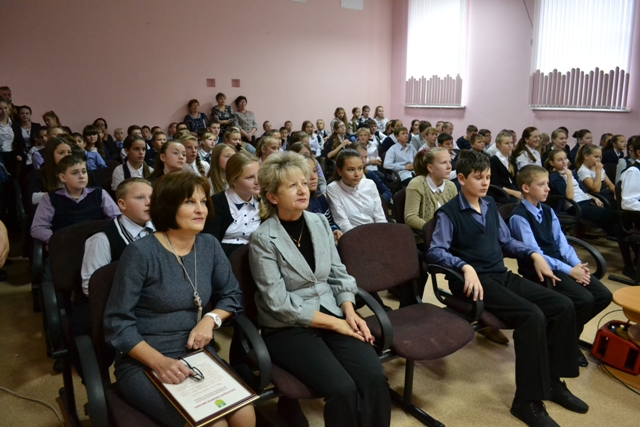 Торжественная линейка в школе с. Птичник, Фото с места события из других источников
