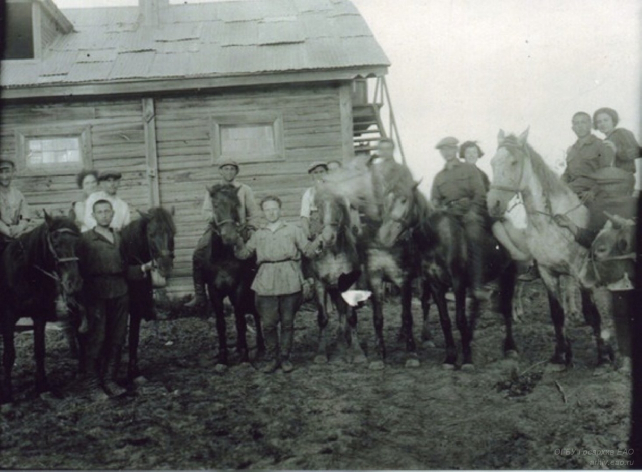 Коммуна &quotИкор&quot (молодежная). Коммунисты со своими лошадьми. 1930 г. Госархив ЕАО