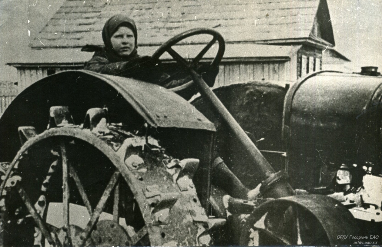 Трактористка колхоза &quotВалдгейм&quot Мария Демченко. 1943 г. Госархив ЕАО
