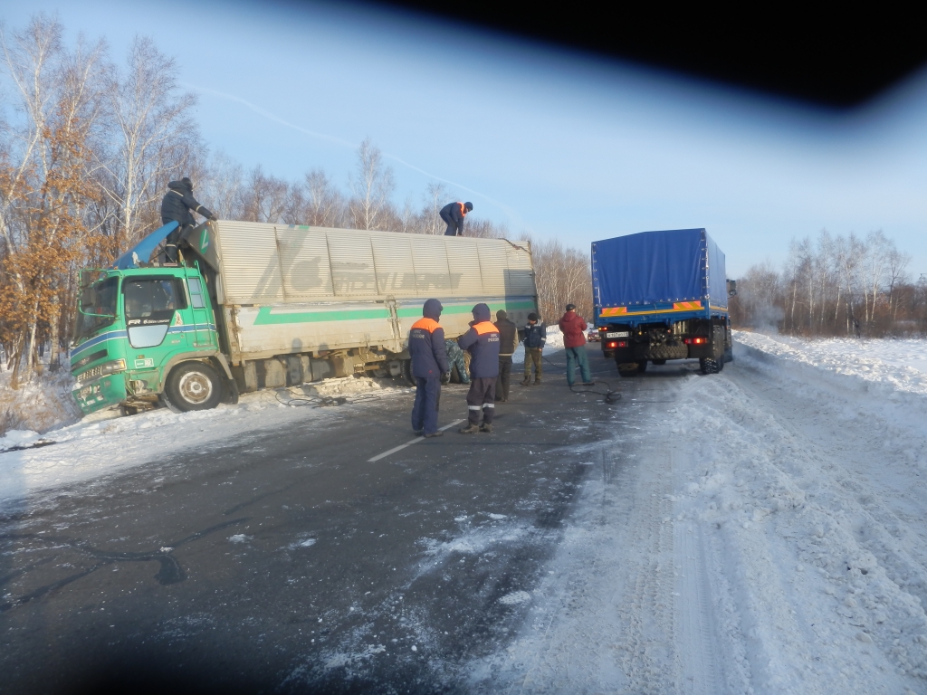 Грузовой автомобиль с уснувшим за рулем водителем съехал в кювет в Смидовичском районе ЕАО, Фото с места события из других источников