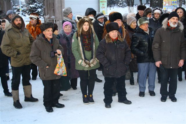 Ханукальную многометровую менору зажгли в центре Биробиджана, Фото с места события собственное