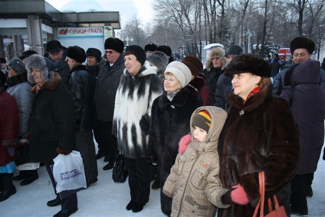 Первые ханукальные огни зажглись в Биробиджане, Фото с места события собственное