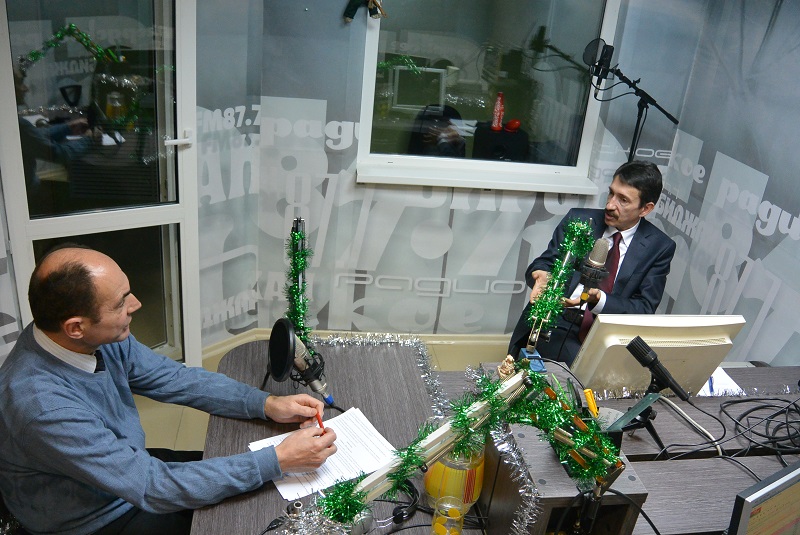 Начальник управления по внутренней политике ЕАО охотно беседовал на актуальные темы, Фото с места события собственное