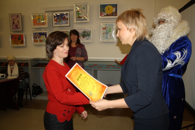 Награду получает преподаватель Лилия Нестерова, Фото с места события собственное